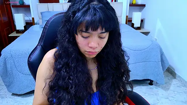 Snapshot of laureentt_ chatting on 6, 11, 2025 laureentt online show from 6, 11, 2025