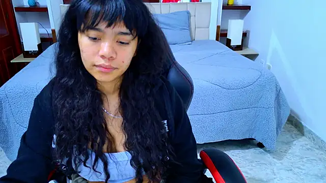 Snapshot of laureentt_ chatting on 8, 11, 2025 laureentt online show from 8, 11, 2025