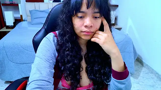 Snapshot of laureentt_ chatting on 13, 11, 2025 laureentt online show from 13, 11, 2025