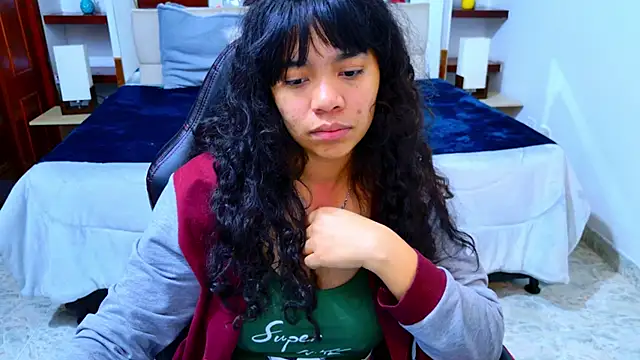 Snapshot of laureentt_ chatting on 22, 11, 2025 laureentt online show from 22, 11, 2025