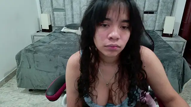Snapshot of laureentt_ chatting on 3, 6, 2026 laureentt online show from 3, 6, 2026