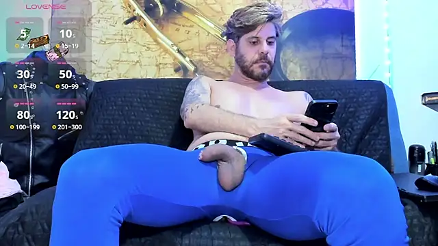 Snapshot of johny_bluexxx chatting on 8, 10, 2025 johny bluexxx online show from 8, 10, 2025