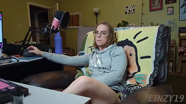 Snapshot of Linzy_19 chatting on 5, 3, 2025 Linzy 19 online show from 5, 3, 2025