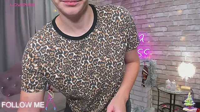 Snapshot of SarahCoksss chatting on 5, 1, 2025 SarahCoksss online show from 5, 1, 2025