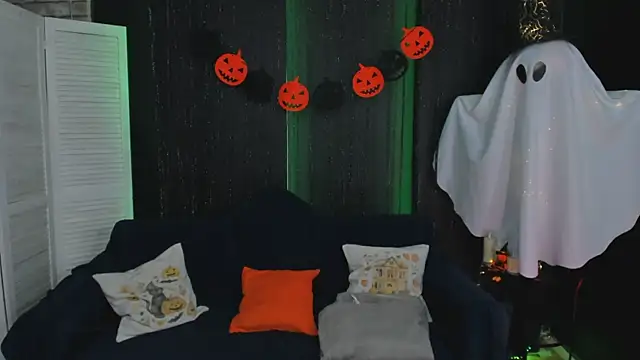 Snapshot of SarahCoksss chatting on 28, 10, 2025 SarahCoksss online show from 28, 10, 2025