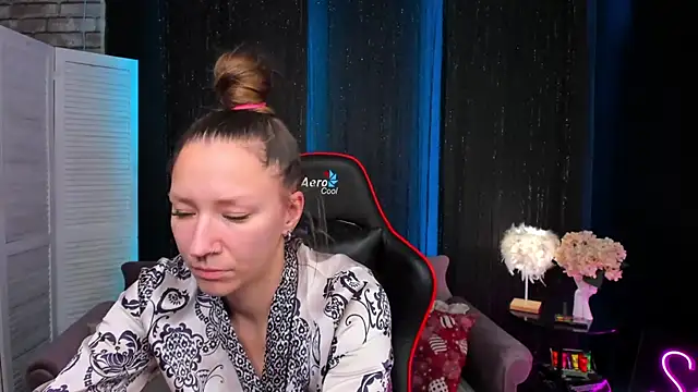 Snapshot of SarahCoksss chatting on 4, 12, 2025 SarahCoksss online show from 4, 12, 2025