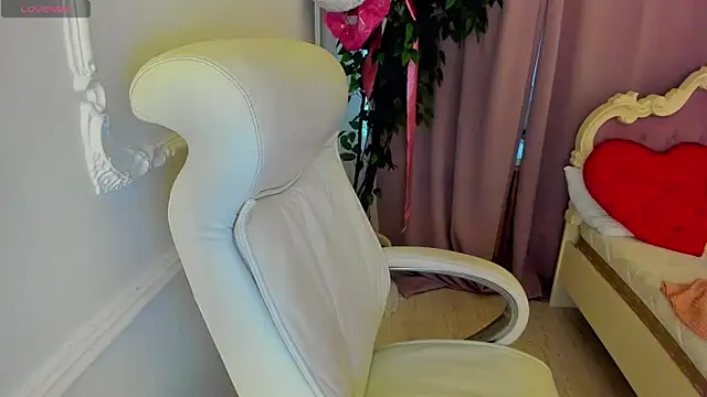 Snapshot of Lily_Marlin chatting on 24, 5, 2026 Lily Marlin online show from 24, 5, 2026