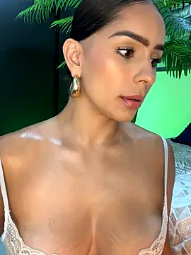 Snapshot of Mau_White chatting on 18, 11, 2025 Mau White online show from 18, 11, 2025