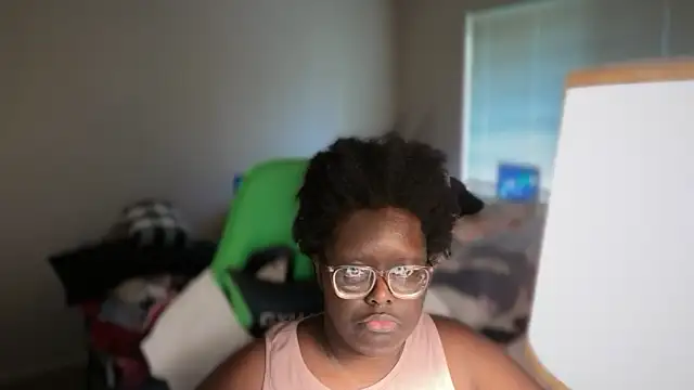 Snapshot of Yagurl__west chatting on 21, 12, 2025 Yagurl west online show from 21, 12, 2025