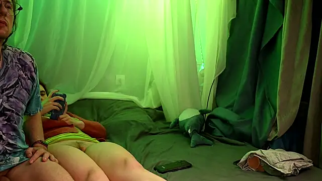 Claudia and elon  online show from 29, 9, 2025