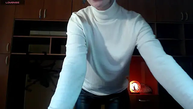 Snapshot of Aqualen chatting on 8, 11, 2025 Aqualen online show from 8, 11, 2025