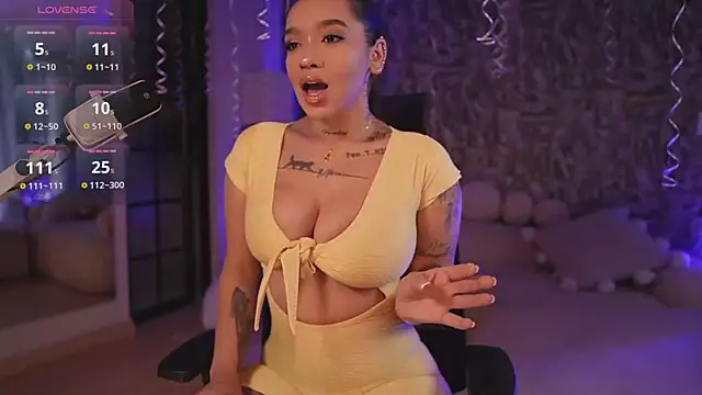 Snapshot of HannahW_ chatting on 12, 10, 2025 HannahW online show from 12, 10, 2025