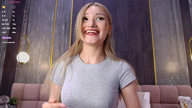 Snapshot of CarolReeves chatting on 15, 3, 2025 CarolReeves online show from 15, 3, 2025