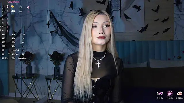 Snapshot of CarolReeves chatting on 4, 11, 2025 CarolReeves online show from 4, 11, 2025