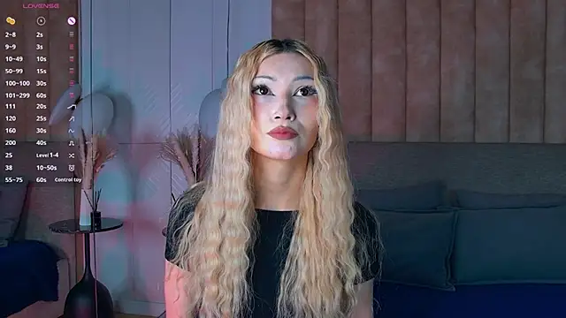 Snapshot of CarolReeves chatting on 14, 11, 2025 CarolReeves online show from 14, 11, 2025