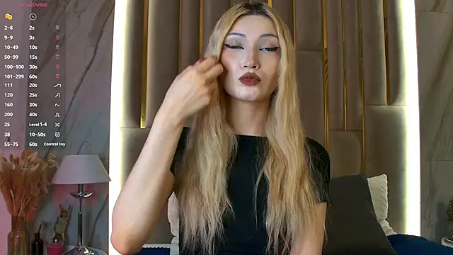 Snapshot of CarolReeves chatting on 15, 11, 2025 CarolReeves online show from 15, 11, 2025