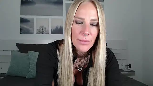 Snapshot of Lara-CumKitten chatting on 19, 12, 2024 Lara-CumKitten online show from 19, 12, 2024