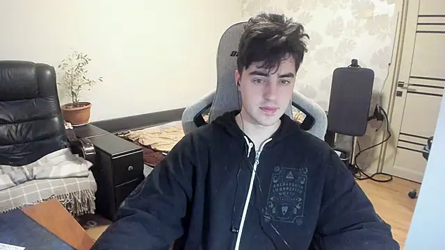 Snapshot of Knuckles17 chatting on 4, 12, 2025 Knuckles17 online show from 4, 12, 2025