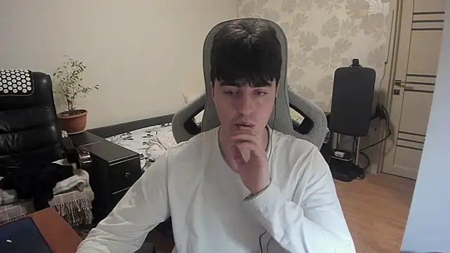 Snapshot of Knuckles17 chatting on 14, 12, 2025 Knuckles17 online show from 14, 12, 2025