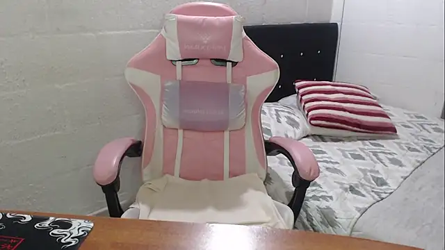 Snapshot of jade04_roberts chatting on 14, 10, 2025 jade04 roberts online show from 14, 10, 2025