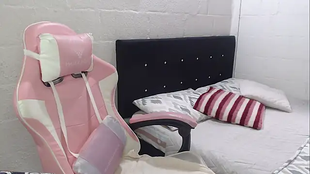 Snapshot of jade04_roberts chatting on 21, 10, 2025 jade04 roberts online show from 21, 10, 2025