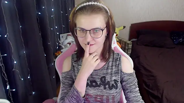 Snapshot of MissBrightShine chatting on 12, 1, 2025 MissBrightShine online show from 12, 1, 2025