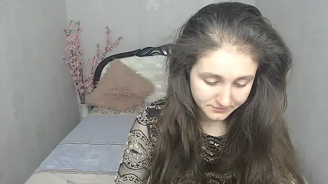 Holliy Cooper online show from 5, 3, 2025