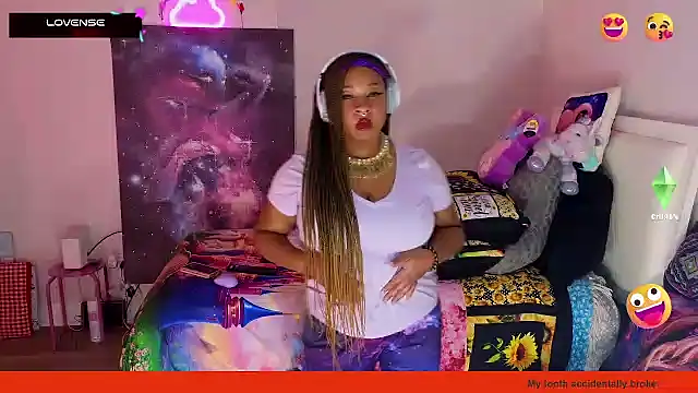 Snapshot of temptressbeauty24 chatting on 8, 2, 2025 temptressbeauty24 online show from 8, 2, 2025