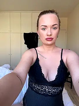 Snapshot of ElenaRebelle chatting on 12, 10, 2025 ElenaRebelle online show from 12, 10, 2025