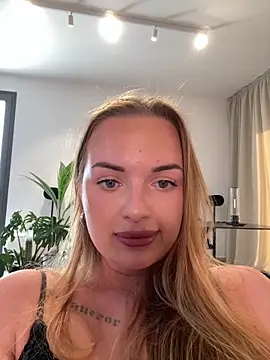 Snapshot of ElenaRebelle chatting on 9, 11, 2025 ElenaRebelle online show from 9, 11, 2025