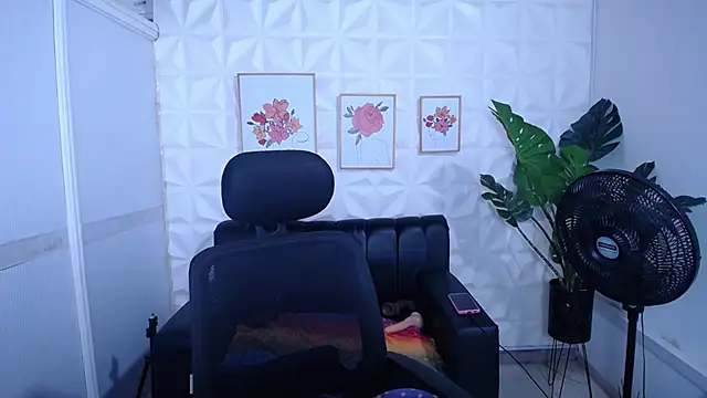 Snapshot of Valentinaa_mature chatting on 27, 10, 2025 Valentinaa mature online show from 27, 10, 2025