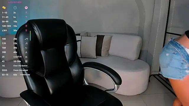 Snapshot of LizzHamilton__ chatting on 4, 11, 2025 LizzHamilton online show from 4, 11, 2025