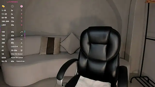 Snapshot of LizzHamilton__ chatting on 10, 11, 2025 LizzHamilton online show from 10, 11, 2025