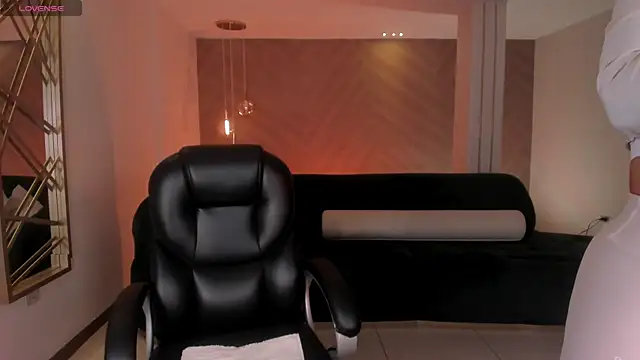 Snapshot of LizzHamilton__ chatting on 20, 11, 2025 LizzHamilton online show from 20, 11, 2025