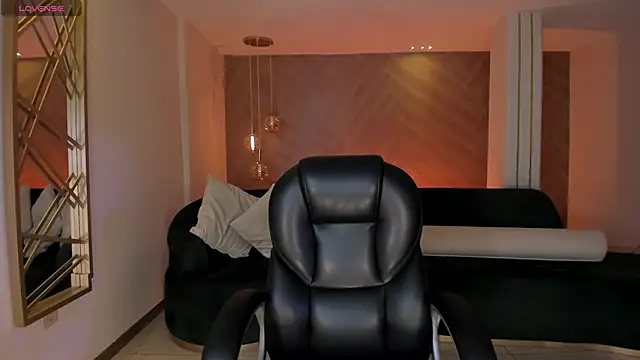 Snapshot of LizzHamilton__ chatting on 28, 11, 2025 LizzHamilton online show from 28, 11, 2025