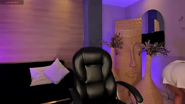 Snapshot of LizzHamilton__ chatting on 15, 12, 2025 LizzHamilton online show from 15, 12, 2025