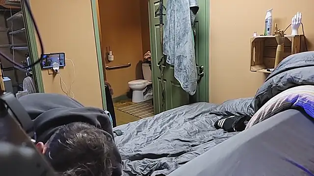 Snapshot of leahcimnikral chatting on 15, 12, 2025 leahcimnikral online show from 15, 12, 2025