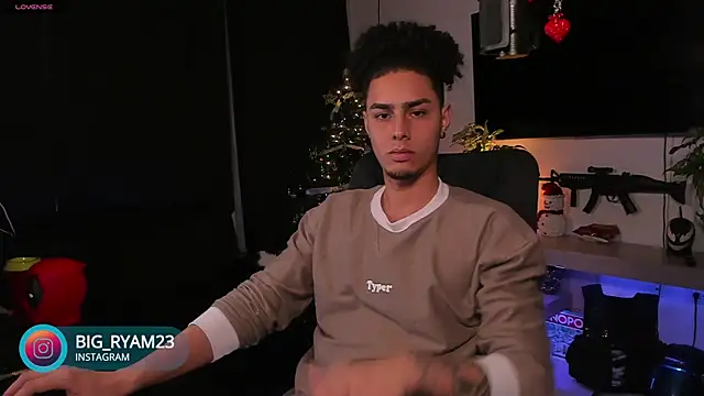 Snapshot of bigryann23 chatting on 13, 12, 2024 bigryann23 online show from 13, 12, 2024