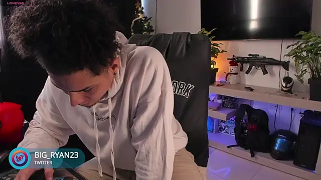 Snapshot of bigryann23 chatting on 15, 12, 2024 bigryann23 online show from 15, 12, 2024