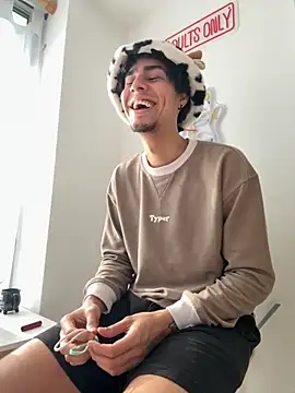 Snapshot of bigryann23 chatting on 8, 11, 2025 bigryann23 online show from 8, 11, 2025