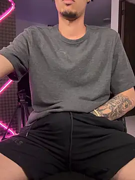 Snapshot of bigryann23 chatting on 21, 11, 2025 bigryann23 online show from 21, 11, 2025