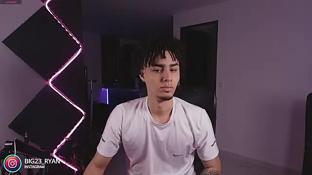 Snapshot of bigryann23 chatting on 24, 11, 2025 bigryann23 online show from 24, 11, 2025